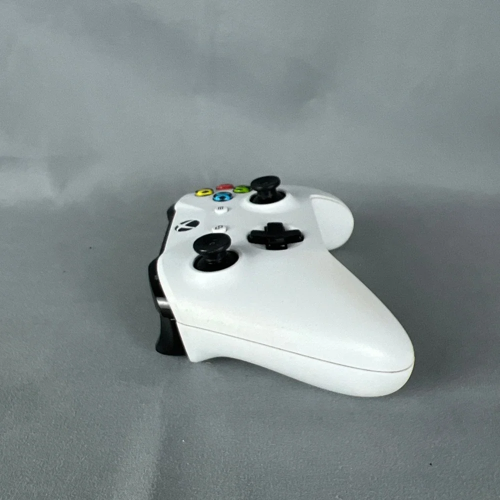Xbox One Wireless Controller Robot White Battery Powered Bluetooth Connectivity